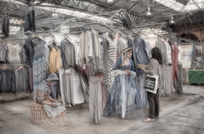 Shopping at Spitalfields Market  IDN0260500-GRB  2015